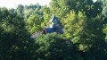 Ferme dans les arbres