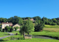 Fontaine de Chaniveau et vue sur le hameau