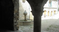 Peille, sa fontaine gothique du XVème siècle,  passage voûté.