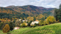 Génolhac-descente sur le village en automne