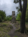 Geschnitzte Figur am Wegesrand