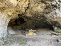 Grotte avec table de pique-nique