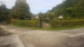 Hameau avec l'abbaye en vue