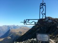 Hommage...sur la crete menant au petit Taillefer...avec le Mt Blanc legerement a gauche de la croix