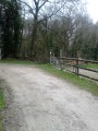 Ici on quittera le chemin principal pour entrer dans la sente des Guyards