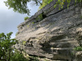 Impressionnant rocher des Vignobles aves son immense grotte.