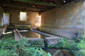 Joli lavoir jouant les coquins avec le soleil
