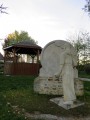Kiosque et statue à Gournay
