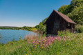 Kleine Hütte am Staudamm