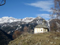 L'Église Maria-des-Neiges et le pied du Mont Leibnig