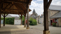 L'église Saint-Denis vue depuis les halles de Saint-Denis-d'Anjou.