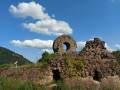 L'Œil de la sorcière du château de l'Engelbourg veille sur Thann.