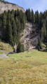 La cascade au loin