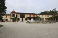 La cour du château de By