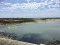 La digue dans les marais salants