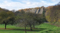 La falaise et les ruines du château d'Emblève La falaise et les ruines du château d'Emblève