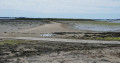 La langue de sable qui mène à la petite île Enézy