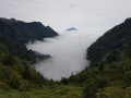La mer de nuages au-dessus de la cascade