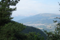 La Mure et le Senépy, dans le fond la chaîne du Vercors.