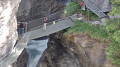 la passerelle surplombant la rivière