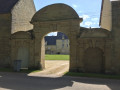 La porte d'entrée de la ferme-manoir de Cacharat La porte d'entrée de la ferme-manoir de Cacharat