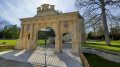 La prte armori&eacute;e d'entr&eacute;e du parc du ch&acirc;teau