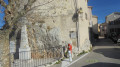 La-Roquette-sur-Var, son monument aux morts et sa rue centrale.