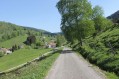 La route s'élève.