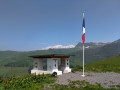 La stèle commémorative à côté du barrage de la Girotte