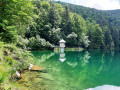 La tour poste de commande du lac du Ballon se mire