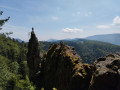 La Vierge sur le rocher devant la chapelle