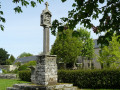 Le calvaire autel &agrave; croix banni&egrave;re dans l'enclos de la chapelle Saint-Colomban