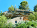 Garrigues et château troglodyte de Beaumettes