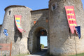 Le châtelet d’entrée avec pont-levis