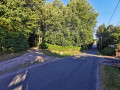Le chemin à gauche de la route