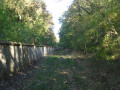 Le chemin de randonnée longe le domaine de la Touanne