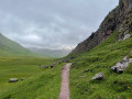 Le chemin en bordure de la vallée
