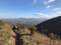 Le chemin terreux qui longe à flanc de coteaux