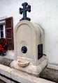 Le Gratteris : La mairie et sa fontaine-abreuvoir Le Gratteris : La mairie et sa fontaine-abreuvoir