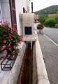 Le Gratteris : La mairie et sa fontaine-abreuvoir Le Gratteris : La mairie et sa fontaine-abreuvoir