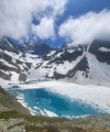 Le lac Blanc en pleine d&eacute;b&acirc;cle, le pic de Belledonne en arri&egrave;re plan