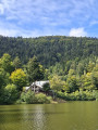 Le lac et l'auberge du Neuweiher.