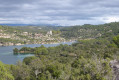 Le lac et le village d'Esparron