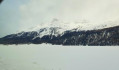 Le lac gelé vu depuis la rive ouest