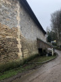 Le lavoir au pied des bâtiments du corps de la ferme du Ponchet