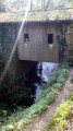 Le moulin enjambe le torrent.