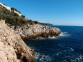Le palais Maurice Maeterlinck et le phare du Cap Ferrat vu du sentier cotier