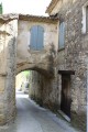 Le passage sous le petit porche à Labaume