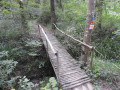 Le petit pont de bois sur le ruisseau