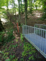 Le petit pont et les escaliers Le petit pont et les escaliers